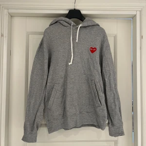 Comme des garçons hoodie  - Mycket fint skick i storlek M 