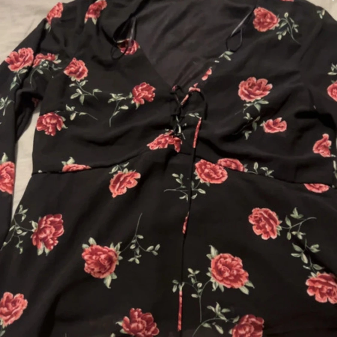 Svart röd blommig tröja