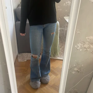 Bootcutjeans med hål - Säljer dessa bootcut jeans som jag gjort hål i själv! Väldigt sparsamt använda. I storlek 32 men passar även 34.😊