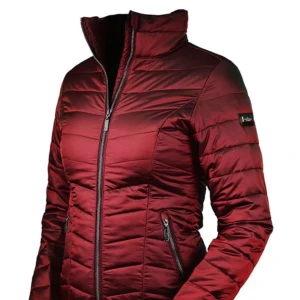 Vinröd pufferjacka från Equestrian Stockholm - Säljer en snygg vinröd pufferjacka från Equestrian Stockholm. jackan har'Torstensons' broderat på ryggen och den är aldrig använd