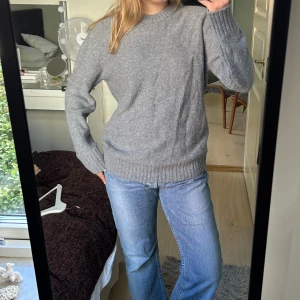 Grå stickad tröja - Grå stickad tröja finstickad, rund krage