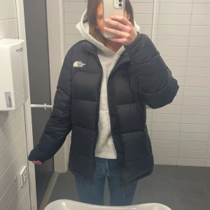 Jacka - Säljer nu min the north face jacka perfet nu till vintern!💗 ny pris är ungefär 4700kr. 