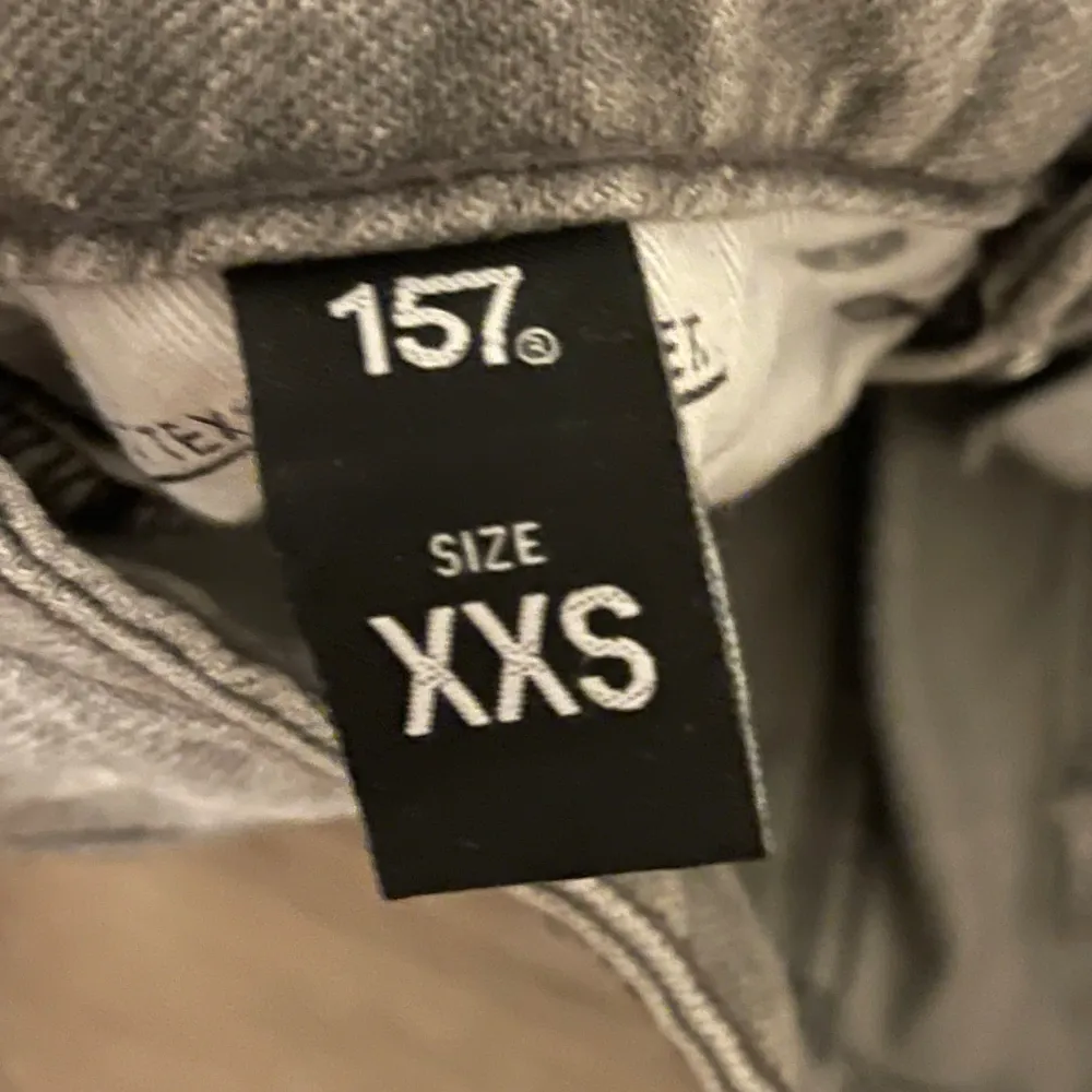 Ett par ljus gråa jeans ifrån lager 157. Dom är straight och low waist i storlek XXS. Har använt dom ett par fåtal gånger.. Jeans & Byxor.