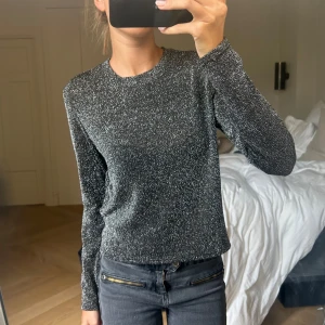 Glittrig tröja  - Säljer denna fina glittriga tröja i superbra skick. Lappen är bortklippt så ser tyvärr inte vart den kommer ifrån💗