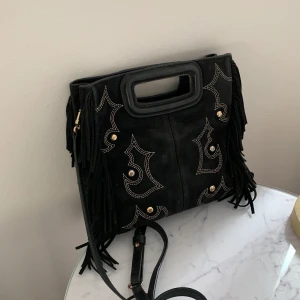 Maje väska (pris kan sänkas) - Maje väska säljes. Väskan är i bra skick men lite sliten på kulorna men inget som syns!Kan skickas snabbt vid snabbt köp!