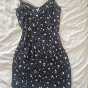 Super söt klänning - Suorr sör o gulig klänninh ❤ sitter jätte fint på kropen och e jätte sjön att ha på 