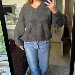 Grå stickad tröja - Grå stickad v-ringad tröja 