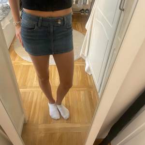 Säljer min blåa mini jeans kjol från hm! använd nån enstaka gång💕