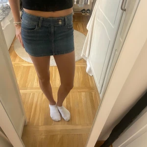 Mini jeans kjol - Säljer min blåa mini jeans kjol från hm! använd nån enstaka gång💕