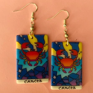 Cancer örhängen  - Nickelfria krokar. Hämtas i Hornstull i Stockholm eller skickas mot fraktkostnad (18kr). 💕