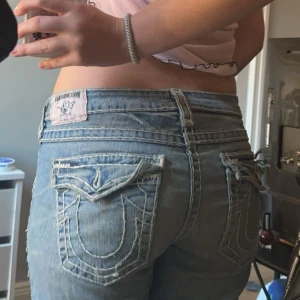 True religion jeans - Snygga true religion jeans. Dom är lite uppklippta för att få lite mer bootcut