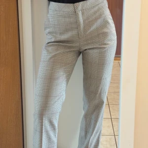 Byxor  - Snygga byxor från H&m. Använd en gång. Priset kan diskuteras💞