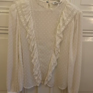 Vit volang Blus - Vit zara blus som knappt är använd