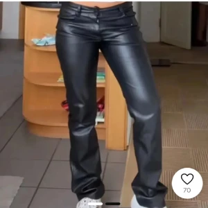 Skinnbyxor - Köpta här på Plick men säljer då de va för stora.🌸 Första bilden är lånad av hon jag köpte av💕