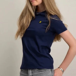 Marinblå Ralph lauren & ljus rosa Ralph lauren - Letar efter den här t-shirtsen (stav)! En ljus rosa och en marinblå och båda är ifrån Ralph Lauren. Gärna i XS (ca) skriv gärna💓