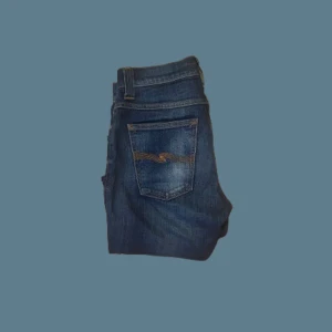 Nudie Jeans ”Slim Jim” - Säljer ett par stilrena marinblå Nudie Jeans | passformen är slim/rak | storleken är 29/34 (W/L) | byxorna är lätt använda och i bra skick 9/10 | nypris är ungefär 1600 kr, vårt pris 450 kr | hör av dig vid frågor eller funderingar 💯