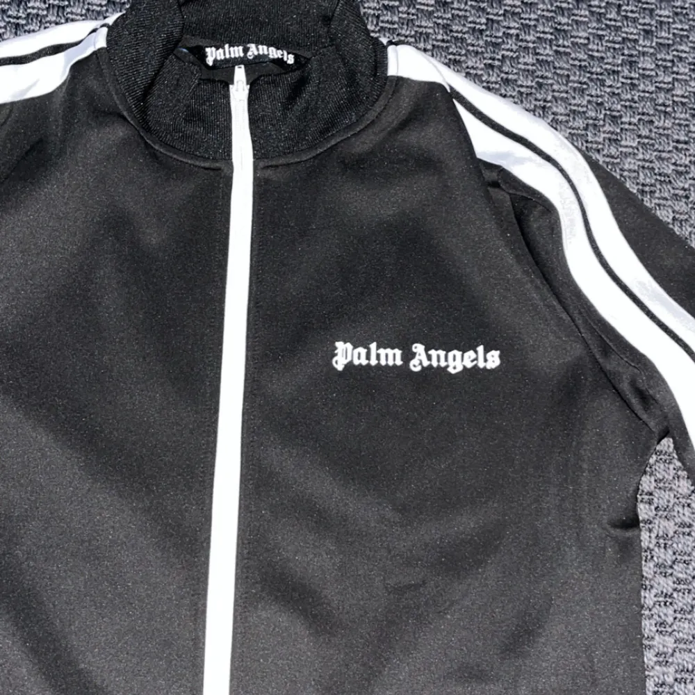 Säljer nu min tvär feta palm angels zip för att den inte används. Skick är 10/10, Passar M/slim L och kommer med förpackning. PRISET GÅR ATT DISKUTERA!. Hoodies.