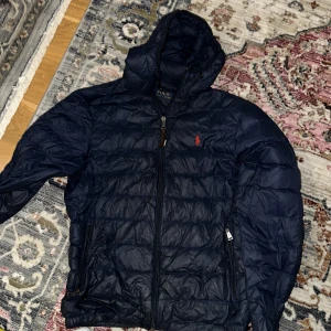 Ralph lauren  - Ralph lauren jacka. Höst vår jacka som är klassisk och sportig. Köpt för 3500 