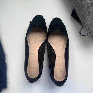 svarta ballerinaskor  - sååå så fina ballerina skor i storlek 37-37.5! helt otroligt fina, men försmå på mig då jag har 38.5! från mango i svart mocka😚😚