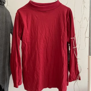 Röd polotröja, storlek M - Röd polotröja i bomull, storlek M.