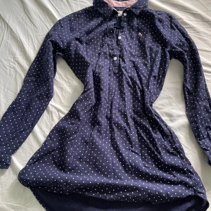 Dam skjorta  - Mörkblå med luftigt tyg och rosa logga, aldrig använd 