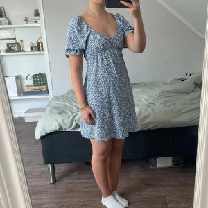 Ny klänning från Vero Moda - Klänningen är i nyskick med prislappen kvar. Jag skulle säga att den är stor i storleken. Frakt tillkommer💙
