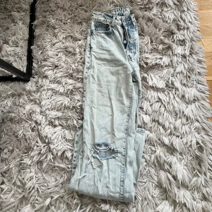 Bikbok jeans  - Säljer ett par skitsnygga bikbok jeans i strl 25/32 tyvärr blivit för små för mig. Nypris 699kr Hör av er vid funderingar/fler bilder💕