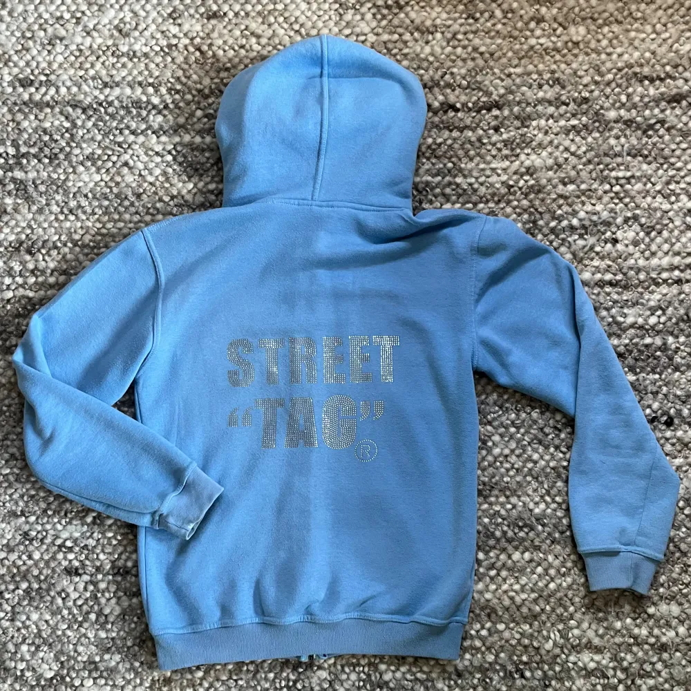 Mycket bra skick! Hör av er för mer info. Hoodies.