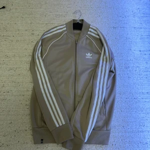 Adidas sst kofta  - I väldigt bra skick använd ett par gånger bara men annars som ny 