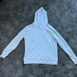 J.Lindeberg - Sjukt snygg och stilren J.Lindeberg hoodie som aldrig kommit till användning. Perfekt nu till hösten och vintern.  Strl:L  Nypris:1100kr Frågor? Hör av dig! Pris är ej hugget i sten;)