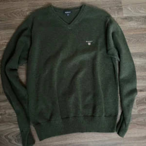 Gant tröja - Stickad grön gant tröja i nyskick Storlek S  Ganska tjock så passar riktigt bra nu till vintern Tveka inte på att höra av er!😁