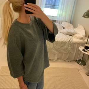 Stickad tröja  - Super skön stickad tröja/t-shirt från soyaconcept i storlek S, använd en gång då jag tycker den sitter för stort på mig tyvärr! 🌷