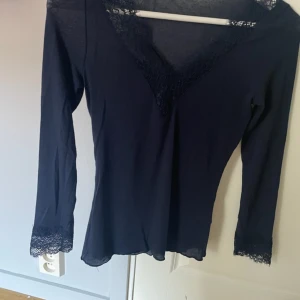 Intimissimi tröja - Säljer denna intimissimi tröja med spets i storlek s då den inte kommer till användning. 
