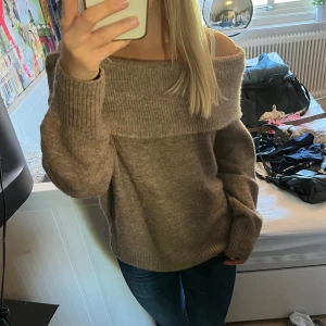 Stickad off shoulder tröja - Så fin brun/beige tröja till hösten! Tyvärr för stor för mig. Lite nopprig men syns inte när man har på sig den🫶🍂