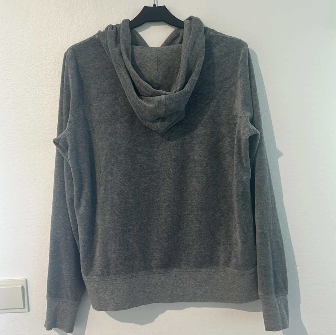 Grå hoodie i mysigt material - 90