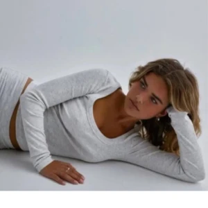 Nelly tröja  - Långärmad ljusgrå tröja från Nelly💗