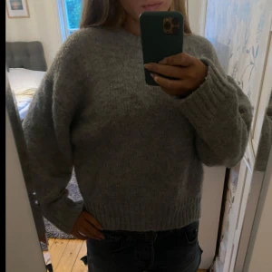 Mysig stickad tröja - Ljusgrå stickad varm tröja från Zara! Inte stickig eller liknande! Perfekt nu till hösten och vintern. Använde för kanske 2 år sedan, ser ut som ny❤️