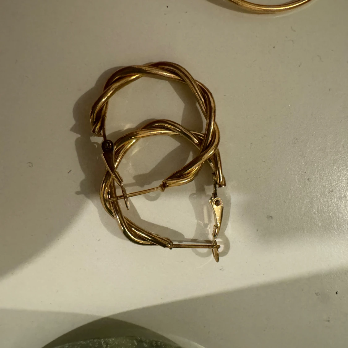 Guldiga vridna örhängen - 92