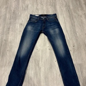 Replay jeans - Säljer dessa extremt feta replay jeans som jag inte längre använder, jättefin passform osv. Skick 10/10 alla dar i veckan!