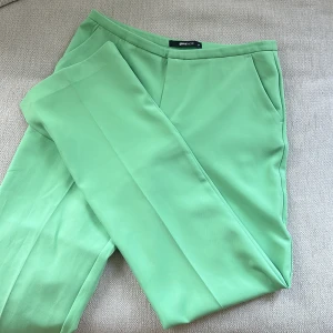 Kostymbyxor  - Oanvända kostymbyxor i storlek 40 från Gina Tricot. Supersnygg passform. Matchande kostym säljes separat! 