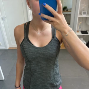 Lululemon träningslinne med inbyggd bh  - Väldigt bra skick! Går inte att hitta i butik längre. Har två likadana så skriv vid intresse av fler!
