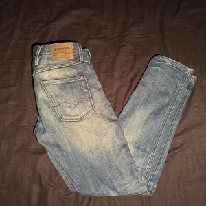 Replay Jeans - Riktigt snygga Replay Anbass Jeans i bra skick, 9/10! Nypris ligger på 1600. Vid frågor är det bara att skriva!
