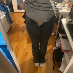 Gina jeans  - Ett par jeans som är för små men jätte fina med ett hål på vänster knät