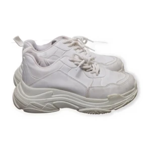 Nly sneakers - Snygga sneakers från nelly med hög sula, använd fåtal gånger då dom är lite för små för mig. 💓