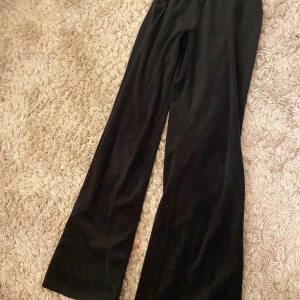 Utsvängda mjukisbyxor  - Använda rätt så mycket men har fint skick. Byxorna är 28 cm vid midjan men går att bli större eftersom att de är stretchiga 
