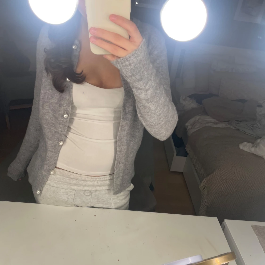 Grå kofta med knappar