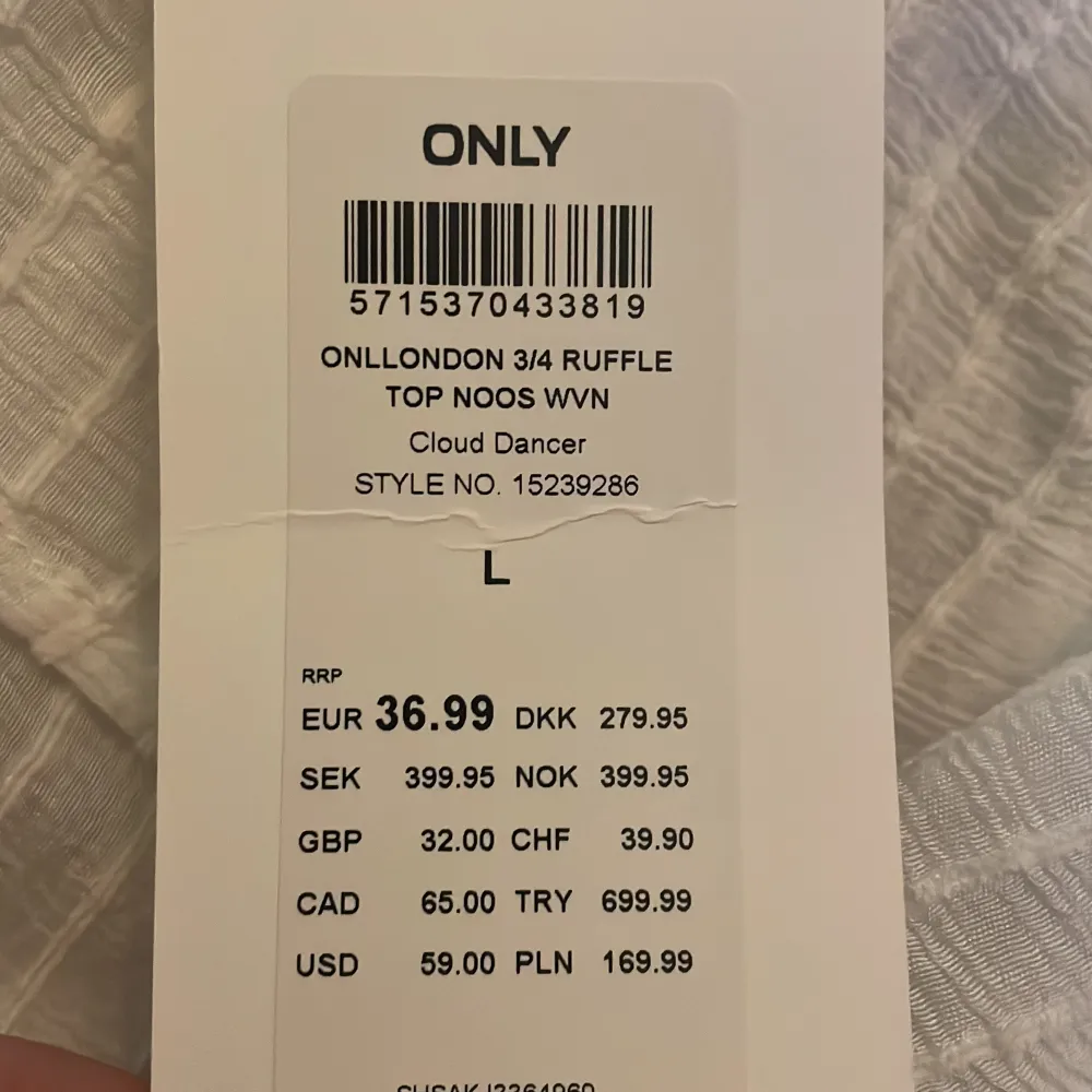 Säljer denna helt nya blus då den är lite för stor för min smak! Helt oanvänd och lappen sitter kvar! Jätte fin! . Puserot.