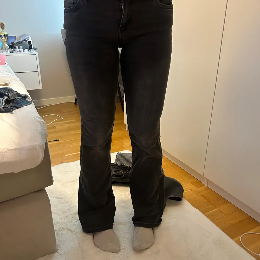 Snygga svarta bootcut jeans. De har en lågmidjad passform. Jeansen har en mörk tvätt och är tillverkade i ett bekvämt denimtyg. Lite sönder vid skorna men inget som man tänker på💗. Farkut & Housut.