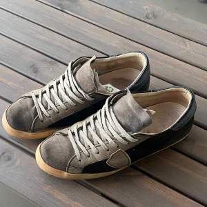 Philippe Model - Phillipe Models i storlek 43, skick: helt okej förutom undersulan (bild 4&5). PM vid fler frågor!