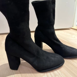Hm Svarta mocka boots med klack - Snygga svarta hm boots i mocka med en stabil klack. Perfekta för att ge en elegant touch till din outfit. Str 36 använda två gånger. 